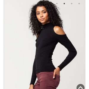 Ribbed Cold Shoulder Top